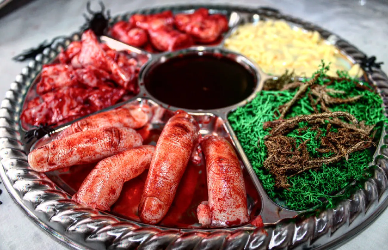 ForensicFX Studios Gorey Halloween Platter Decoration> Halloween Accessories