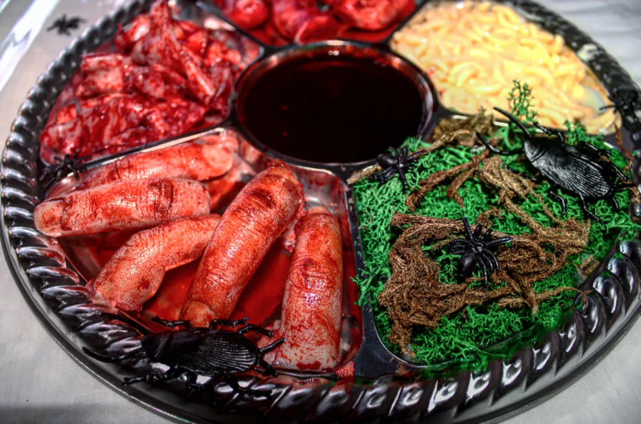 ForensicFX Studios Gorey Halloween Platter Decoration> Halloween Accessories